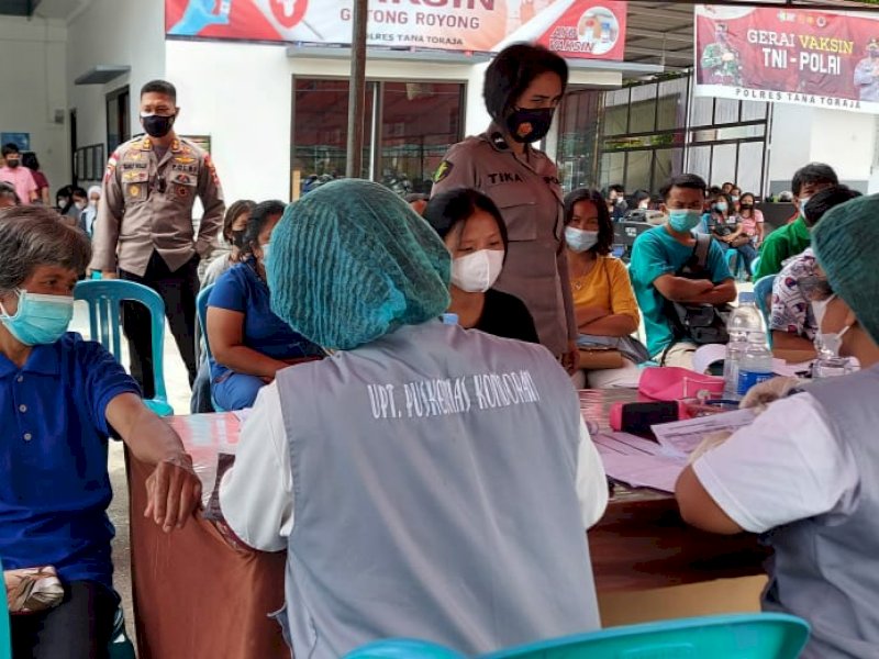 Kasi Dokkes Polres Tana Toraja, Aipda Yustika Kartika saat vaksinasi tahap I di Rumah Presisi Kepolisian, Jalan Nusantara Rabu 8 September 2021. (Ist)