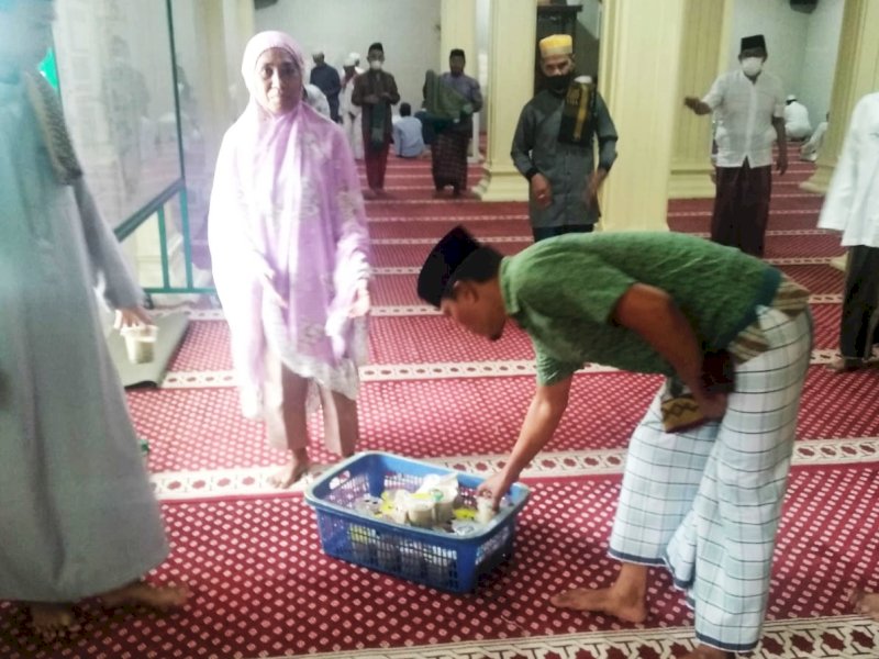 Remaja Masjid Nurul Hasanah Jalan Mappala, Makassar menyediakan makanan dan minuman gratis setelah salat Jumat (10/9/2021).