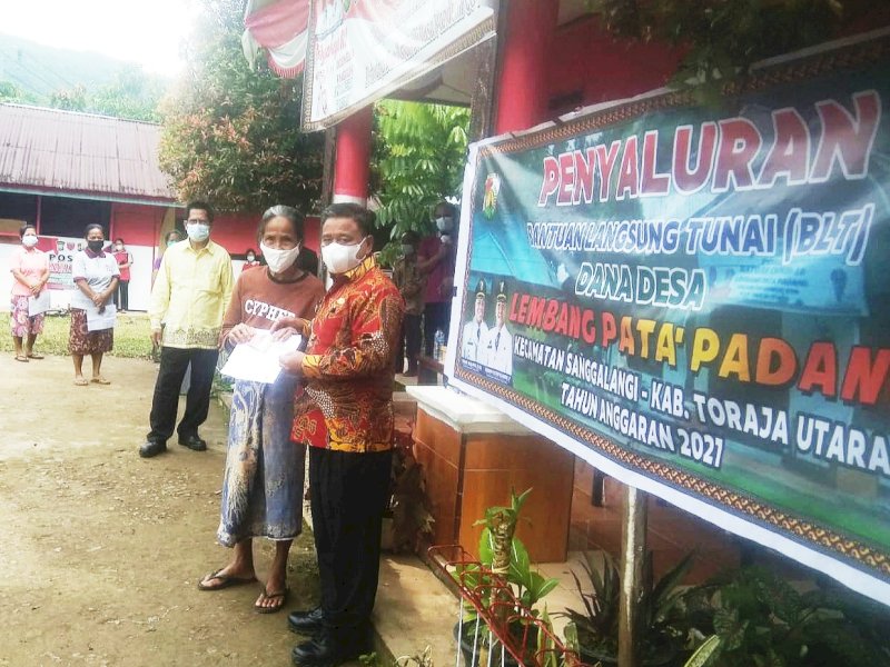 Bupati Toraja Utara Yohanis Bassang 'Ombas' menghadiri langsung penyerahan BLT untuk warga Lembang Pata'padang