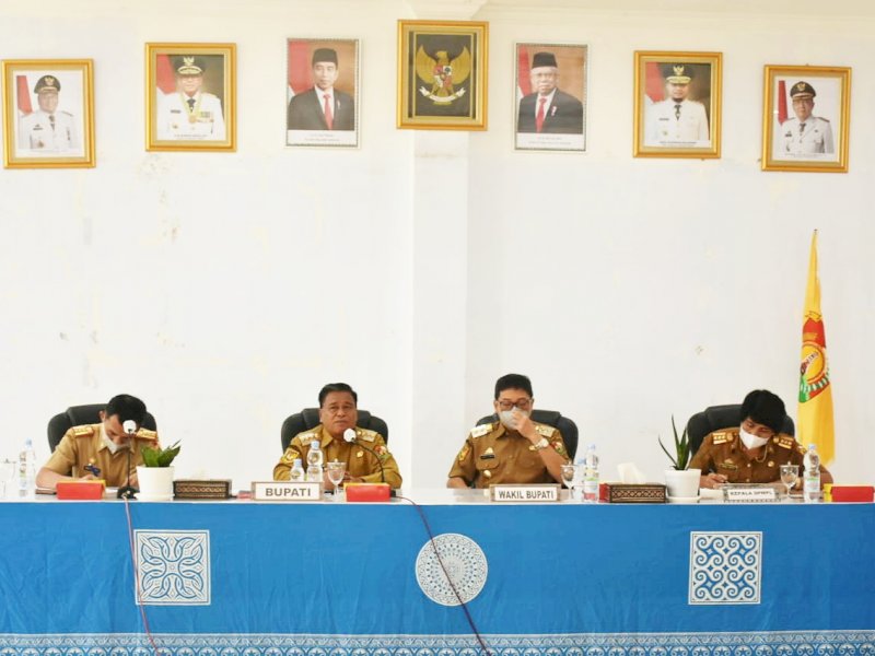 Bupati Torut Yohanis Bassang (Ombas) dan Wakil Bupati Federik V Palimbong dalam acara penutupan dan pembentukan panitia baru Lomba Kebersihan se-kabupaten (ist)