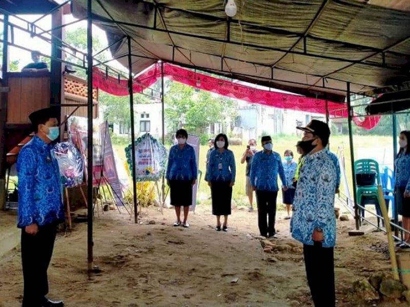 Sekda Torut saat memimpin upacara pelepasan jenazah salah seorang pegawai. 