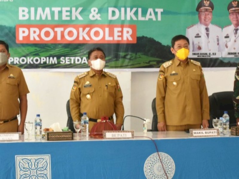 Ombas saat membuka Bimtek Keprotokoleran. 