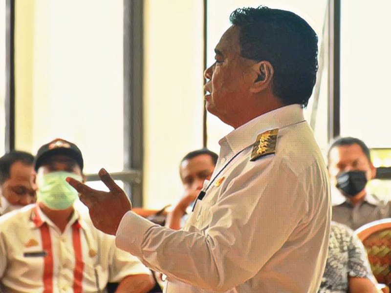 Ombas saat memimpin rapat evaluasi dengan kepala lembang/lurah.