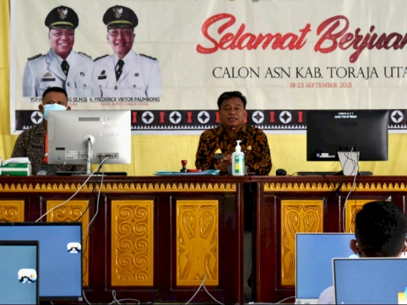 Ombas saat membuka secara resmi seleksi CASN lingkup Pemkab Torut. 