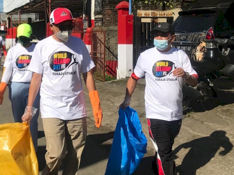Wabup Torut saat ikut membersihkan sampah di sekitaran Kota Rantepao. 