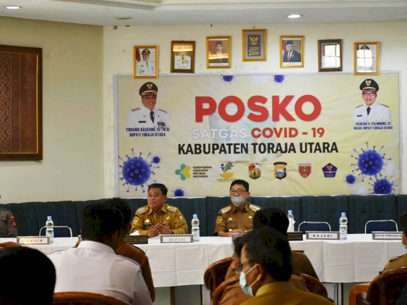 Rapat Satgas Covid-19 dihadiri langsung oleh Bupati Toraja Utara Yohanis Bassang dan Wakilnya Federik V Palimbong (ist)