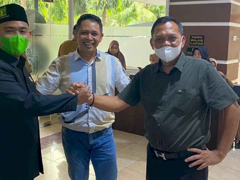 Kandidat Calon Ketua PPP Makassar RTQ dan Azis Namu saat salam komando. 