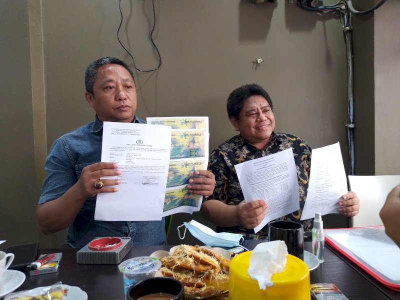 Pengacara korban Jhody Pama'tan menunjukkan bukti salinan bilyet deposito dengan total Rp 1,3 Miliar yang oleh pihak BRI dinyatakan hilang (ist)