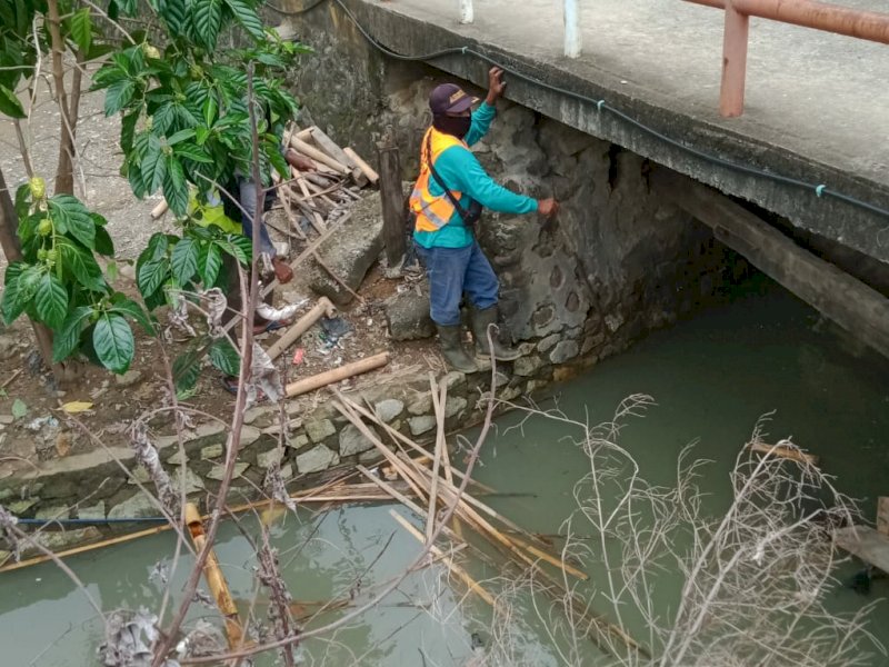 Anggota Satgas DLH membersihkan salah satu saluran air (drainase) di Sengkang, Kabupaten Wajo dari sampah guna mencegah banjir (ist)
