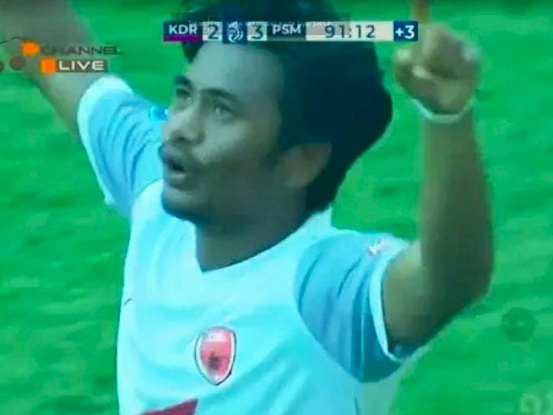 Gol Ilham Udin Armaiyn menit 90+1 sukses mengantarkan PSM Makassar memuncaki klasemen (int)