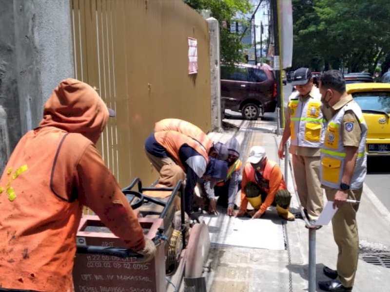 Dinas PUTR Sulsel memasang mainhole di Jalan Hertasing, Makassar.