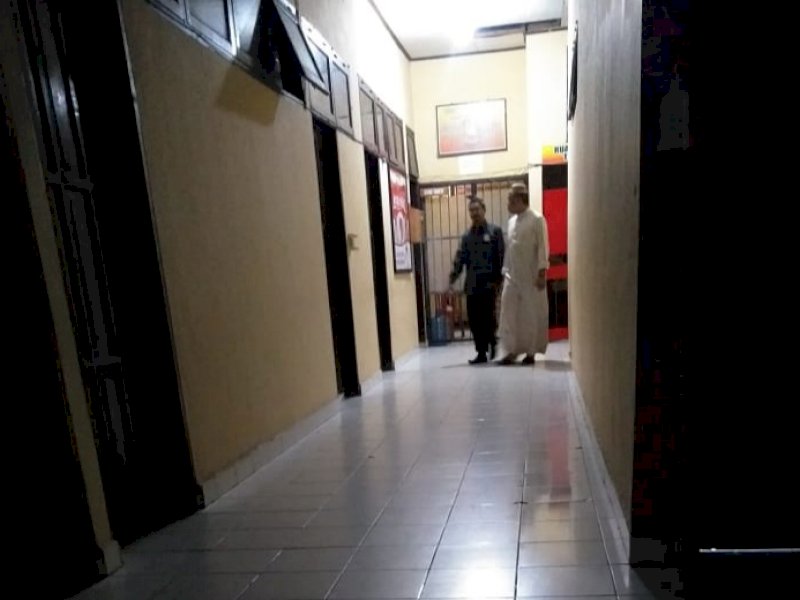 Sulaeman Milla saat  digiring masuk sel tahanan Polres Pinrang.