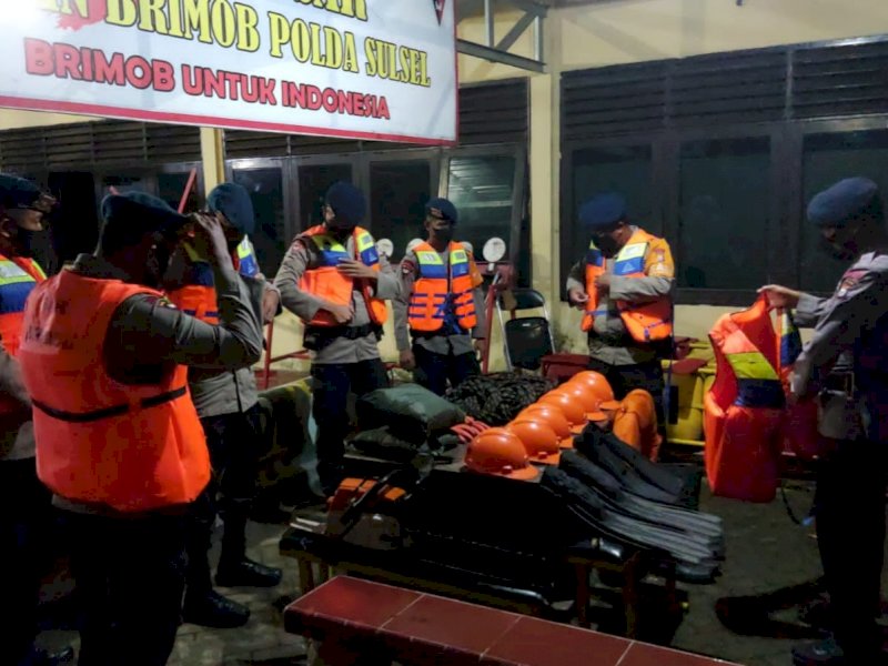 SAR Batalyon C Pelopor Polda Sulsel siaga 24 jam mengantisipasi cuaca ekstrem.