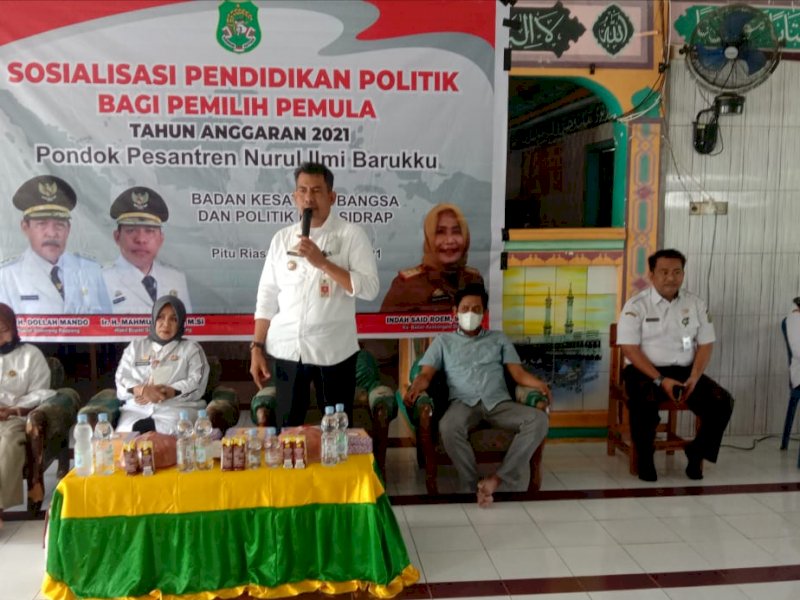 Kesbangpol Sidrap melakukan sosialisasi untuk pemilih pemula di sekolah.