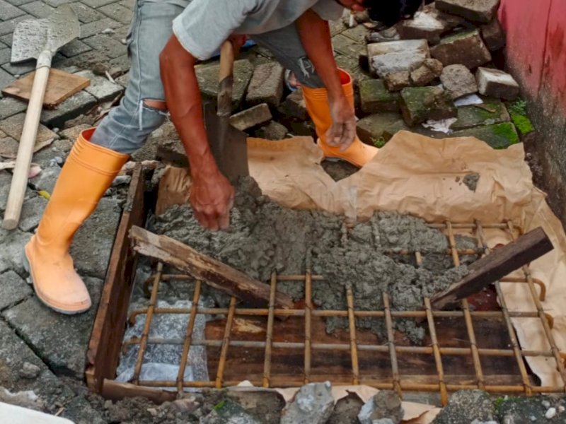 Proses perbaikan jalan jebol oleh Dinas PU Makassar di wilayah Manuruki.