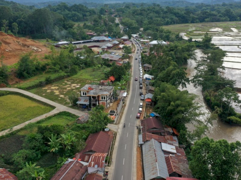 Penampakan ruas jalan provinsi di Torut yang baru saja diresmikan. 