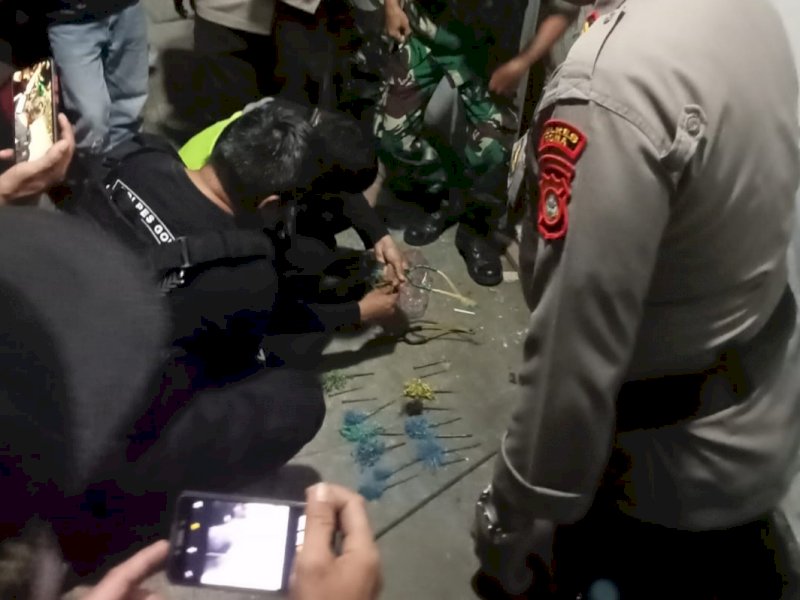Puluhan anak panah yang ditemukan tom gabungan di Gowa malam tadi. 