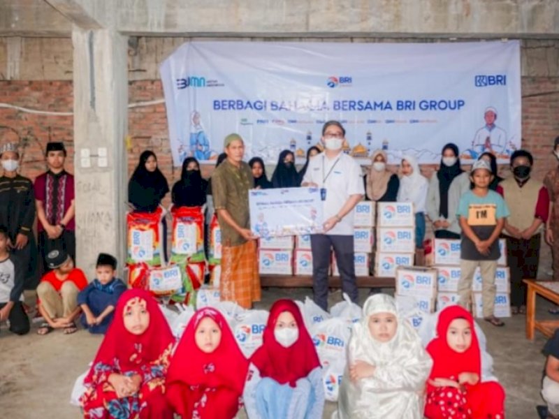 BRI Cabang Sengkang menyalurkan sembako kepada panti asuhan dalam program BRI Peduli.