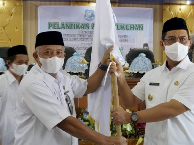 Wabup Edy Manaf Dilantik sebagai "Komandan" Imam Masjid