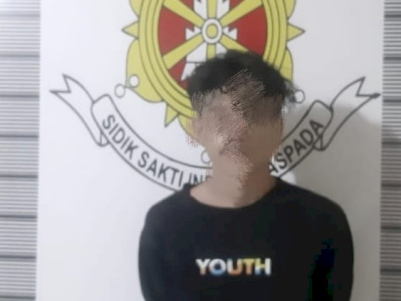 Tersangka AS (18) diamankan di Polsekta Mariso. 