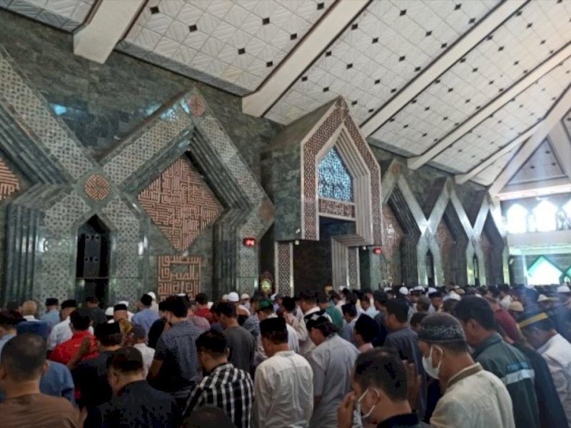 Suasana Salat gaib di Masjid Al Markaz Al Islami Jenderal M. Jusuf.