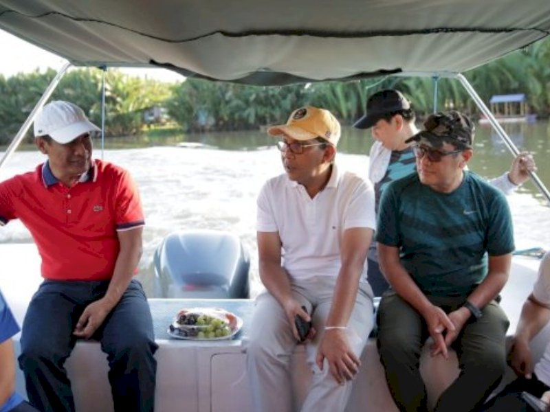 Wali Kota Makassar, Moh. Ramdhan Pomanto 'Danny' Pomanto bersama Amran Sulaiman menyisiri sungai Tello, Jumat (10/06/2022).