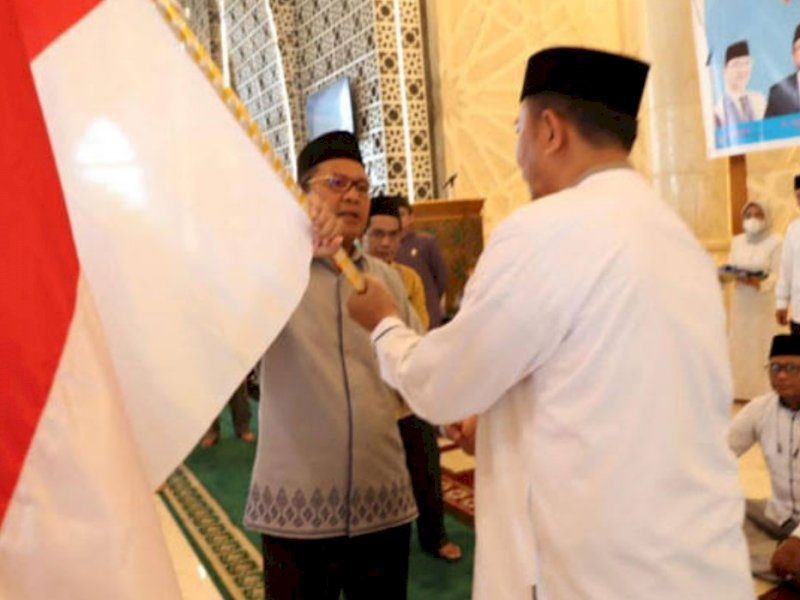 Wali Kota Makassar, Moh. Ramdhan Pomanto 'Danny' Pomanto melepas Calon Jamaah Haji (CJH), di Mesjid Raya, Jumat (10/6/2022).