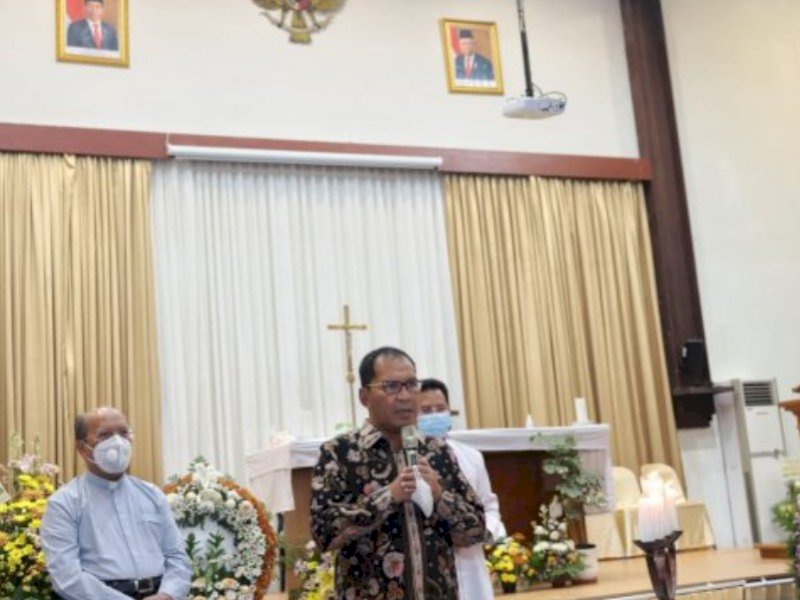 Wali Kota Makassar Moh. Ramdhan Pomanto 'Danny' Pomanto saat melayat di keuskupan agung, tempat di semayamkan jenazah Pastor Felix Layadi, di Jalan M T. Thamrin, Sabtu Malam (11/06/2022).