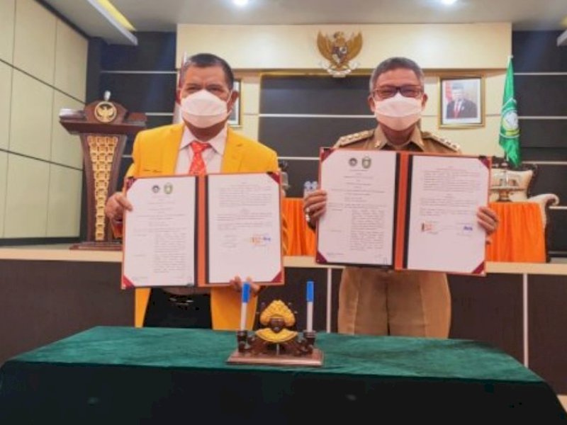 Rektor UNM Prof. Husain Syam bersama Wali Kota Parepare, Taufan Pawe melakukan MoU, di Auditorium BJ Habibie, Selasa (14/06/2022).