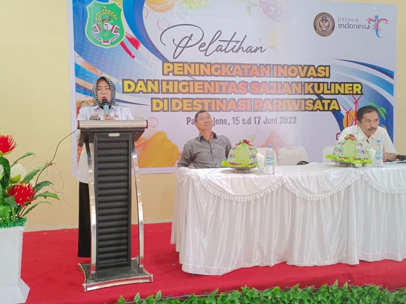 Kadis Disporapar Sidrap, Indah Said Roem memberikan sambutan dalam pelatihan peningkatan inovasi dan higenitas sajian kuliner, di Ballroom Al-Goni Hotel Grand Sidny, Rabu (15/6/2022).