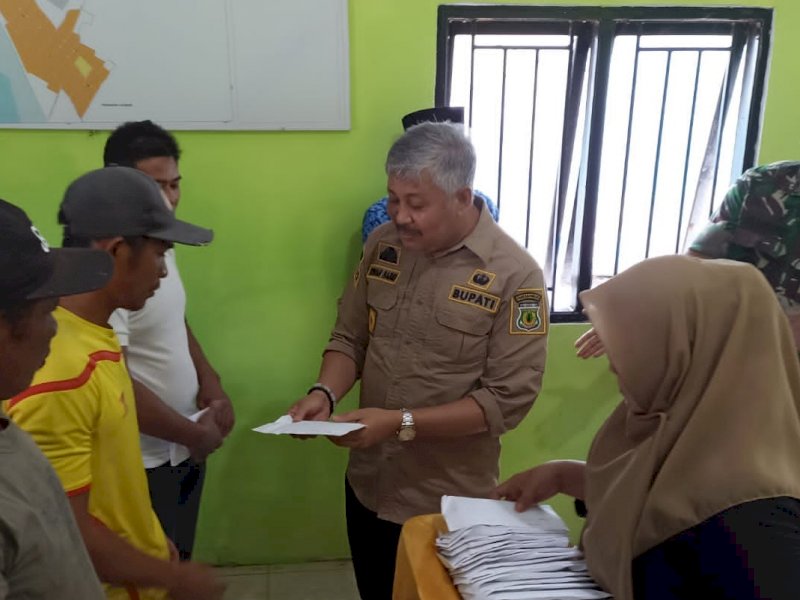 Bupati Pinrang, Irwan Hamid memberikan bantuan kepada korban bencana alam, di Kantor Lurah Pallameang, Kecamatan mattiro Sompe, Jumat (17/6/2022).