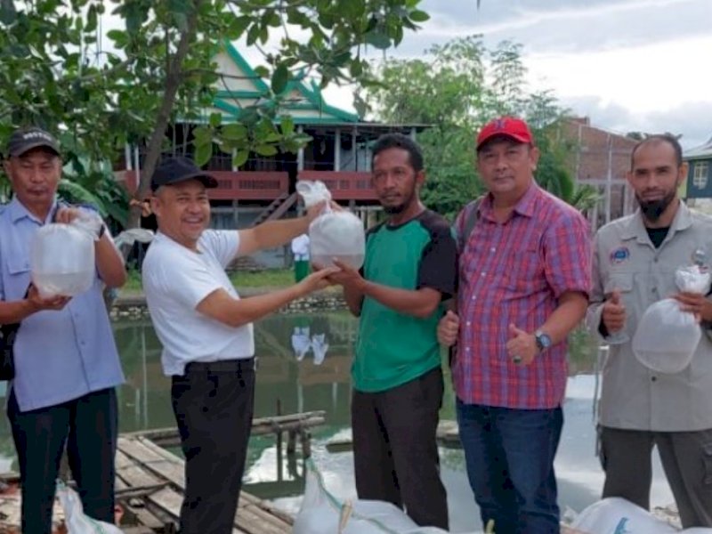 Pemprov Sulsel penyaluran bantuan benur udang windu di Kabupaten Maros. 