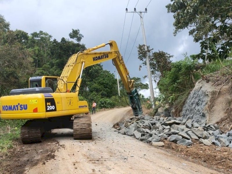 Ruas jalan Takkalasi&ndash;Bainange&ndash;Lawo kembali dikerjakan. 
