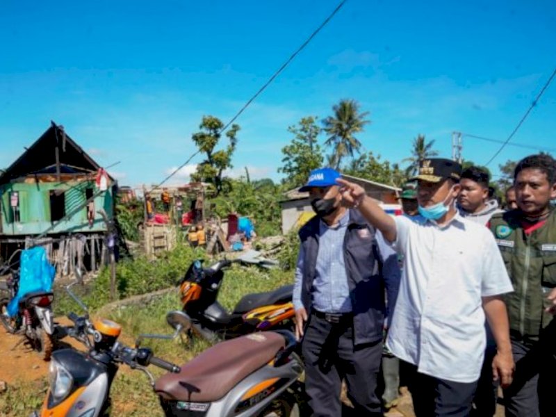 Gubernur Sulawesi Selatan, Andi Sudirman Sulaiman mengunjungi warga korban angin puting beliung, Minggu (19/6/2022).