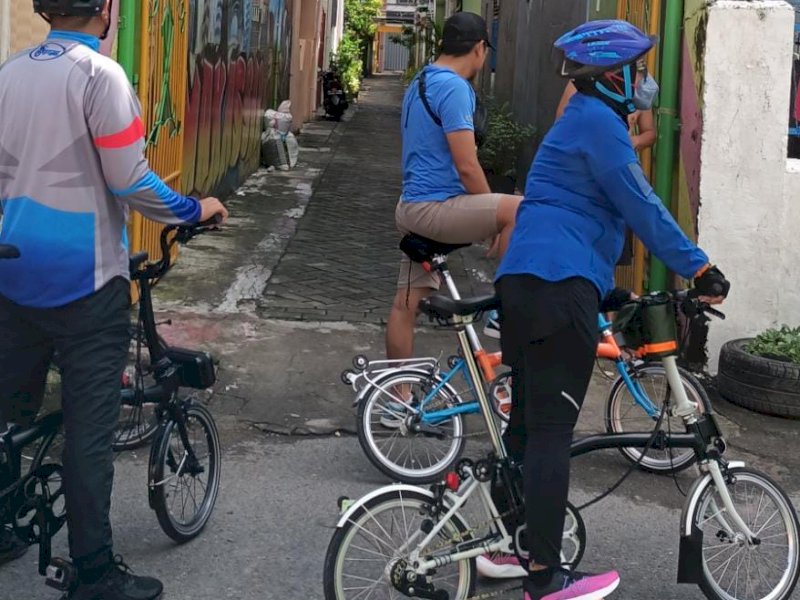 Kadis PU Makassar, Zuhelsi Zubir melakukan survei lorong wisata, Minggu (19/06/2022).