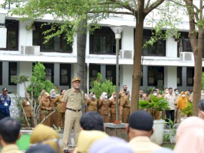 Danny Pomanto menjadi inspektur upacara saat apel pagi, di Balai Kota Makassar, Senin (20/6/2022).