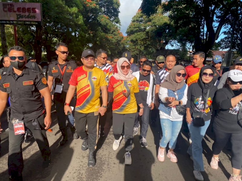 Darmawangsyah Muin didampingi sang istri Andi Tenri Indah, mengikuti jalan sehat, di Sultan Hasanuddin, Kota Malino, Kabupaten Gowa, Minggu (19/06/2022). 

