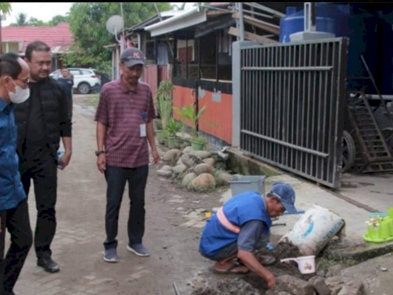 Pejabat direksi PDAM Makassar dan petugas tehnis melakukan pemasangan pipa di Perumahan Tanjung Alya di daerah Barombong Makassar. 