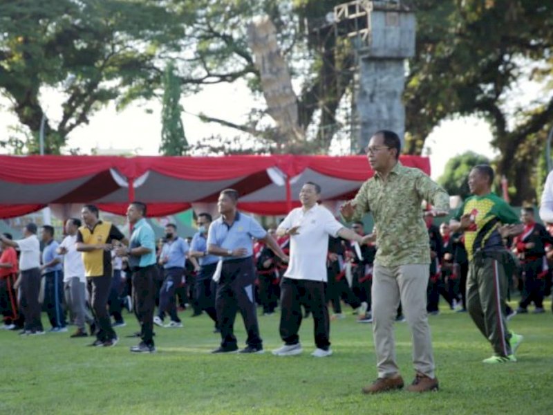 Wali Kota Makassar, Moh Ramdhan 'Danny' Pomanto mengikuti senam santai yang digelar Polda Sulsel. 
