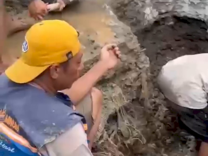 Tampak tenaga tehnis lakukan perbaikan kebocoran pipa, di Jalan Mallengkeri, Minggu (26/06/2022).
