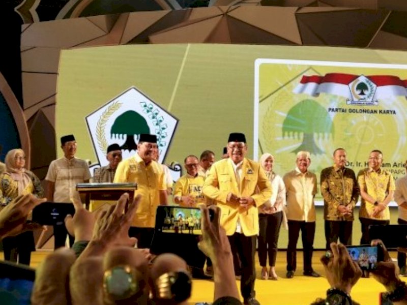 Mantan Wali Kota Makassar dua periode Ilham Arief Sirajuddin mengenakan baju Golkar. 