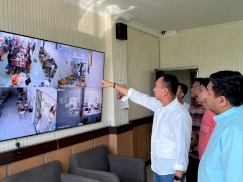 Bapenda Kota Makassar memantau aktifitas Resto dan Rumah Makan melalui kamera pengawas atau CCTV. 