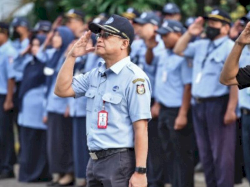 Penjabat Direktur Utama Perumda Air Minum Kota Makassar, Beni Iskandar saat memimpin amanat upacara bendera, Senin (4/7/2022).