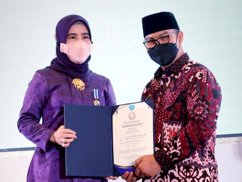 Ketua TP PKK Bantaeng, Sri Dewi Yanti Ilham menerima penghargaan di Santika Premiere Dyandra Hotel & Convention Centre, Kota Medan, Sumatra Utara, Rabu 6 Juli 2022.