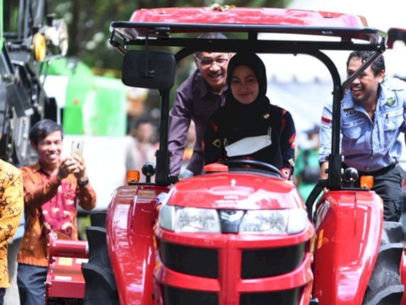 Bupati Lutra Indah Putri Indriani menjajal salah satu alsintan yang diserahkan kepada poktan. 