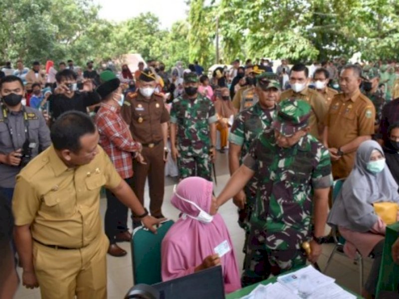 Bupati dan Wakil Bupati Takalar Pantau Vaksin Bersama Pangdam Hasanuddin