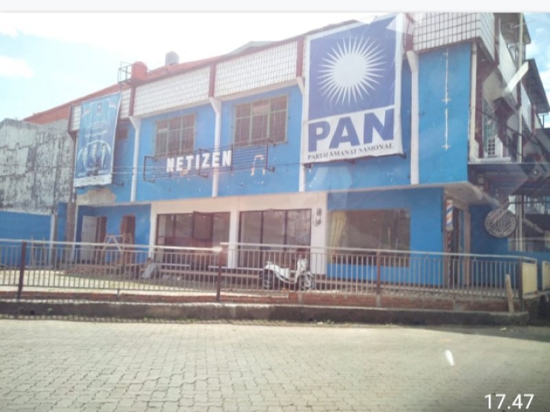 Area fasum di wilayah pertokoan Toddopuli Raya, Makassar yang telah dipagari pengusaha. 