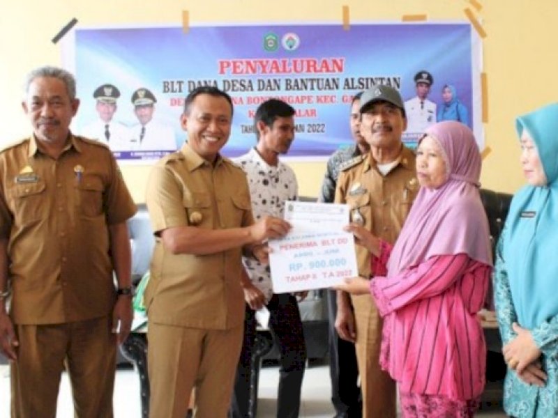 Serahkan Bantuan di Desa Kalenna Bontomangape, Bupati Takalar Harap Masyarakat Produktif