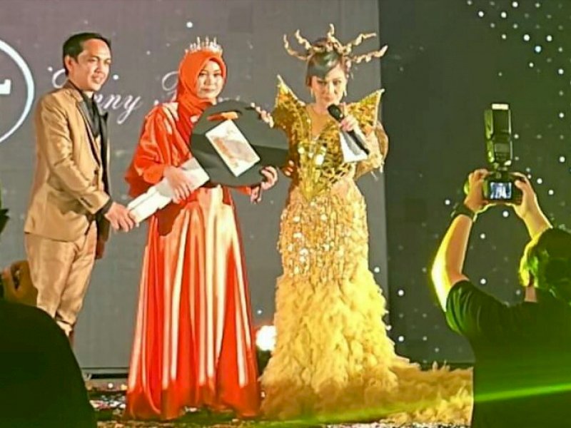 Owner Fenny Frans menyerahkan undian doorprize kepada pemenang. 