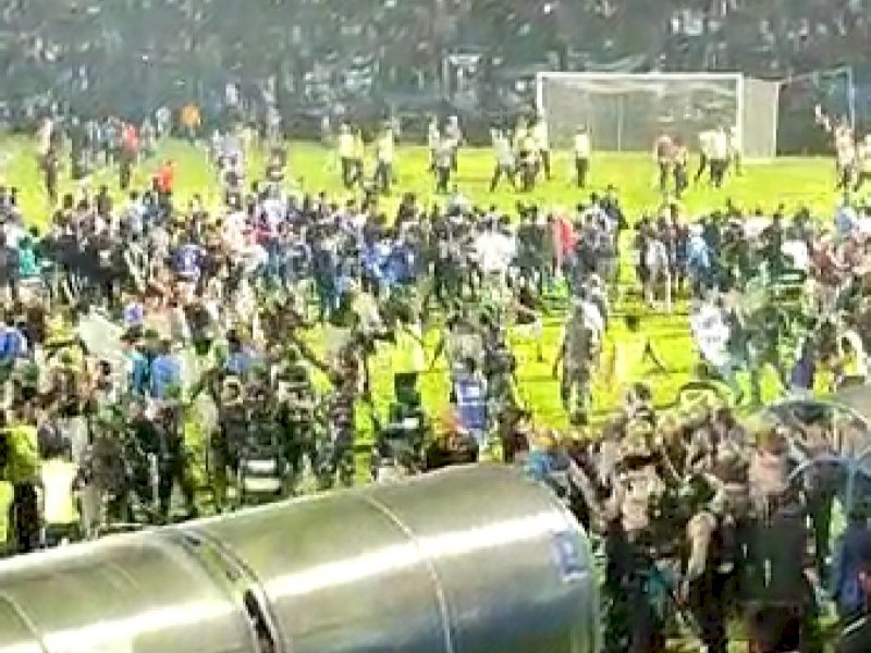 Suasana rusuh di lapangan pascalaga Arema Fc vs Persebaya. 